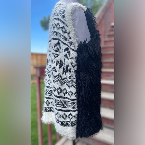 Easel Fluffy Vest / Contrasting Back - Picture 6 of 10